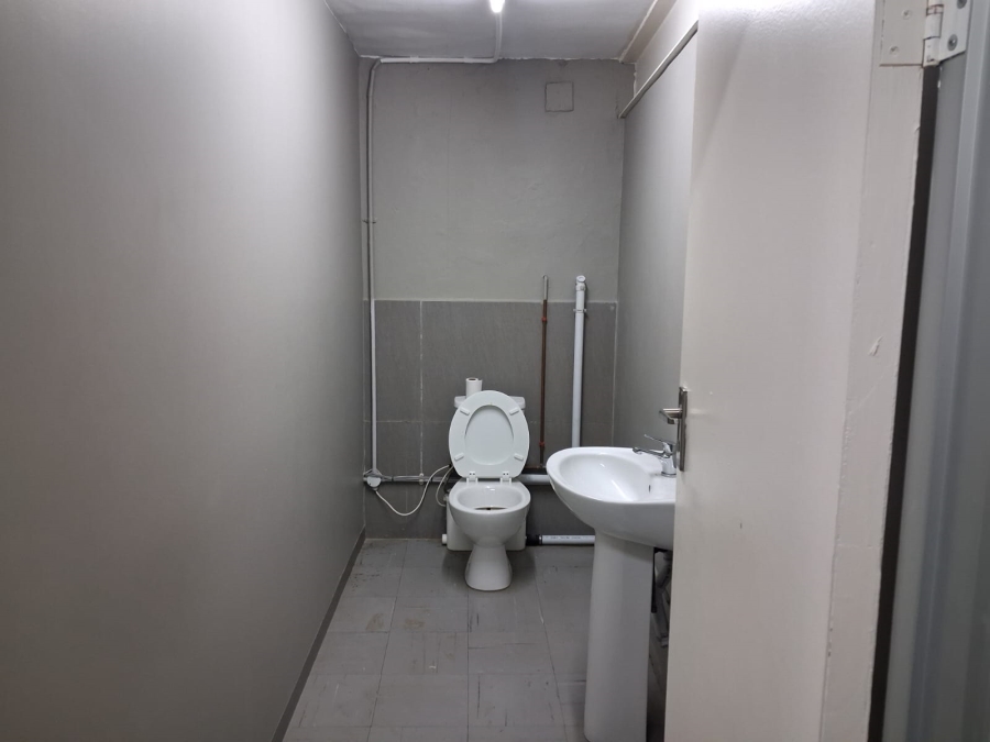 To Let Commercial Property for Rent in Quigney Eastern Cape
